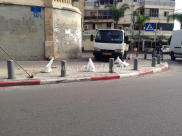 بالصور: البلدية تباشر بترميم أعمدة الرصيف في شارع ييفت بعد تضررها بحادث طرق 